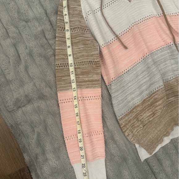 Lightweight hooded sweater - never worn -fits like a Medium - Picture 2 of 4